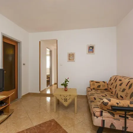 Karmen 1 Apartment